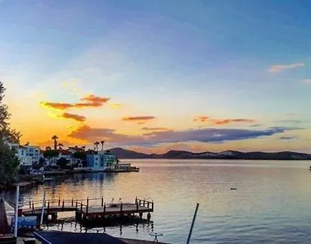 Odek's Seaview Апартаменты *